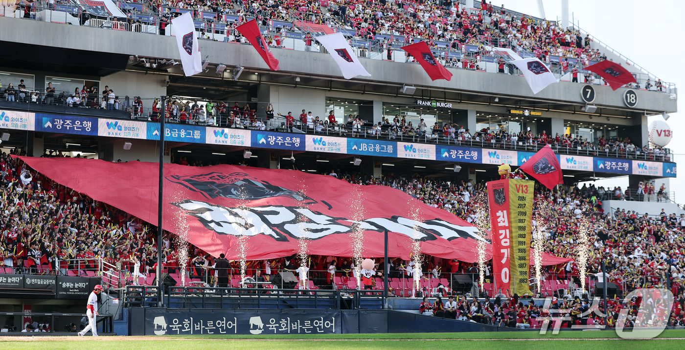 (전남광주=뉴스1) 김진환 기자 = 17일 오후 전남광주 기아챔피언스필드에서 열린 프로야구 2026 신한 SOL KBO 포스트시즌 준플레이오프 1차전 LG 트윈스와 KIA 타이거즈 …