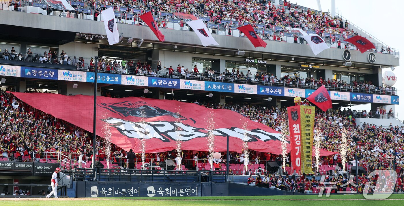 본문 이미지 - 17일 오후 전남광주 기아챔피언스필드에서 열린 프로야구 2026 신한 SOL KBO 포스트시즌 준플레이오프 1차전 LG 트윈스와 KIA 타이거즈의 경기, 3루 KIA 응원단이 뜨거운 응원을 펼치고 있다. 2026.10.17 ⓒ 뉴스1 김진환 기자
