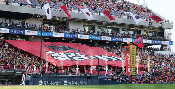 KIA vs LG, 1만 8900명 운집…PS 39경기 연속 매진[준PO1]