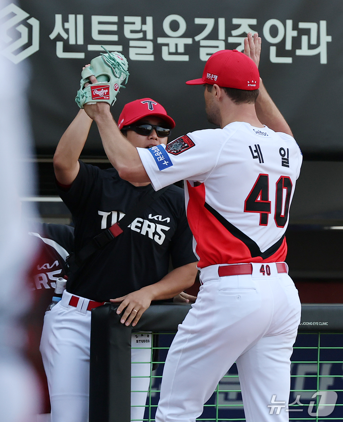 (전남광주=뉴스1) 김진환 기자 = 17일 오후 전남광주 기아챔피언스필드에서 열린 프로야구 2026 신한 SOL KBO 포스트시즌 준플레이오프 1차전 LG 트윈스와 KIA 타이거즈 …