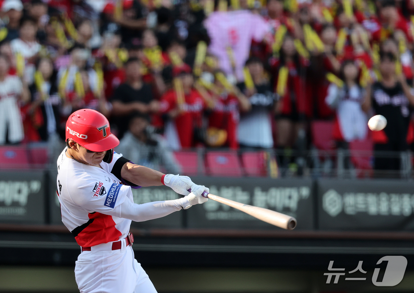 (전남광주=뉴스1) 김진환 기자 = 17일 오후 전남광주 기아챔피언스필드에서 열린 프로야구 2026 신한 SOL KBO 포스트시즌 준플레이오프 1차전 LG 트윈스와 KIA 타이거즈 …
