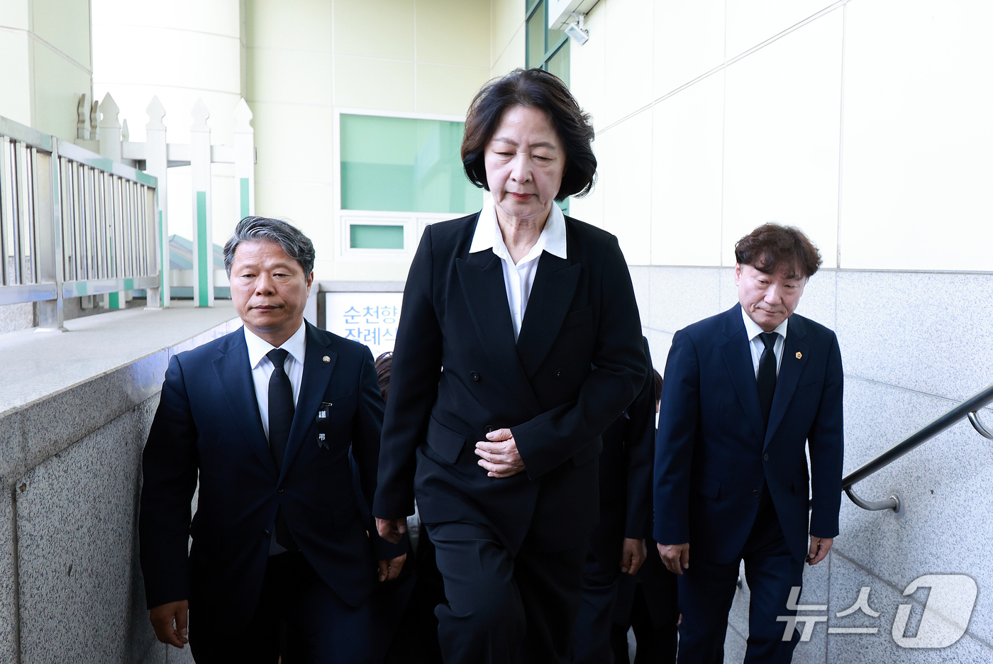 (부천=뉴스1) 이호윤 기자 = 추미애 경기도지사가 17일 경기 부천시 순천향대학교 병원 장례식장에서 부천 도장공장 화재 사망 소방관의 조문을 마친 뒤 발걸음을 옮기고 있다. 20 …