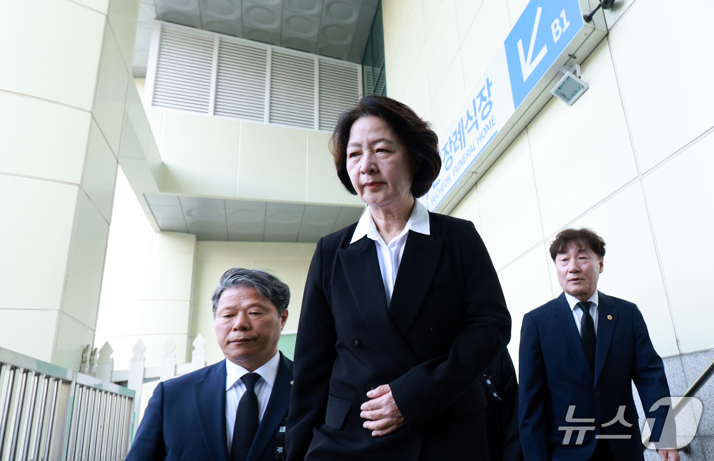 (부천=뉴스1) 이호윤 기자 = 추미애 경기도지사가 17일 경기 부천시 순천향대학교 병원 장례식장에서 부천 도장공장 화재 사망 소방관의 조문을 마친 뒤 발걸음을 옮기고 있다. 20 …