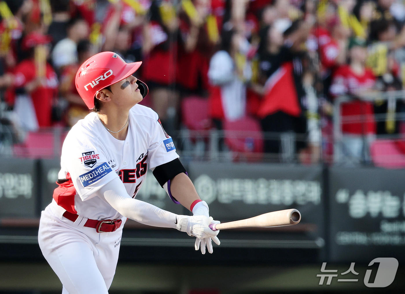 (전남광주=뉴스1) 김진환 기자 = 17일 오후 전남광주 기아챔피언스필드에서 열린 프로야구 2026 신한 SOL KBO 포스트시즌 준플레이오프 1차전 LG 트윈스와 KIA 타이거즈 …