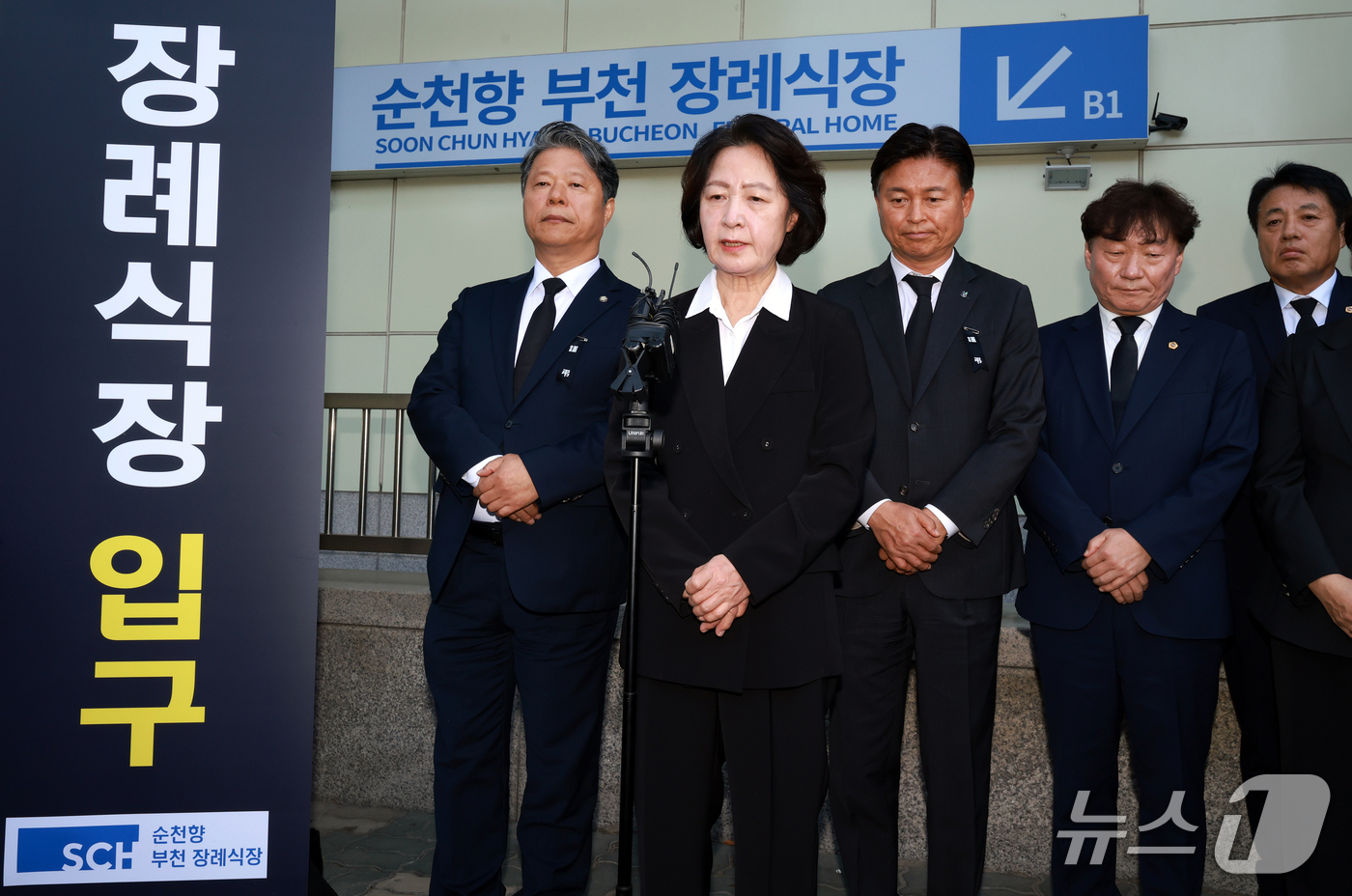 (부천=뉴스1) 이호윤 기자 = 추미애 경기도지사가 17일 경기 부천시 순천향대학교 병원 장례식장에서 부천 도장공장 화재 사망 소방관의 조문을 마친 뒤 기자회견을 하고 있다. 20 …