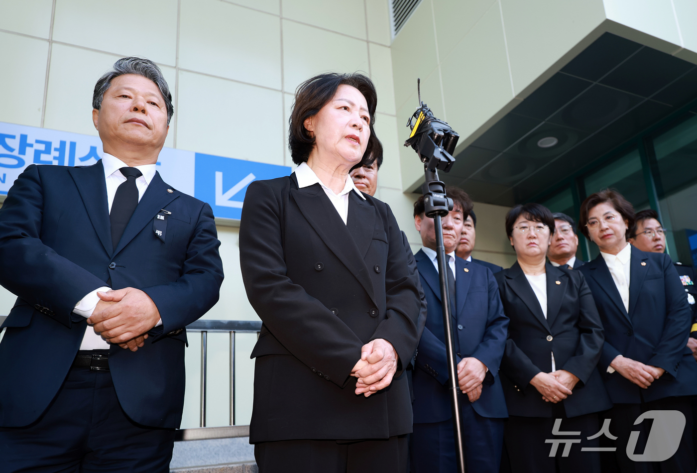 (부천=뉴스1) 이호윤 기자 = 추미애 경기도지사가 17일 경기 부천시 순천향대학교 병원 장례식장에서 부천 도장공장 화재 사망 소방관의 조문을 마친 뒤 기자회견을 하고 있다. 20 …
