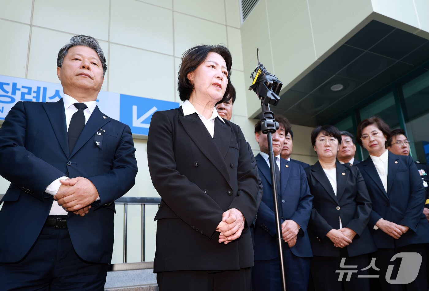 본문 이미지 - 추미애 경기도지사가 17일 경기 부천시 순천향대학교 병원 장례식장에서 부천 도장공장 화재 사망 소방관의 조문을 마친 뒤 기자회견을 하고 있다. 2026.10.17 ⓒ 뉴스1 이호윤 기자