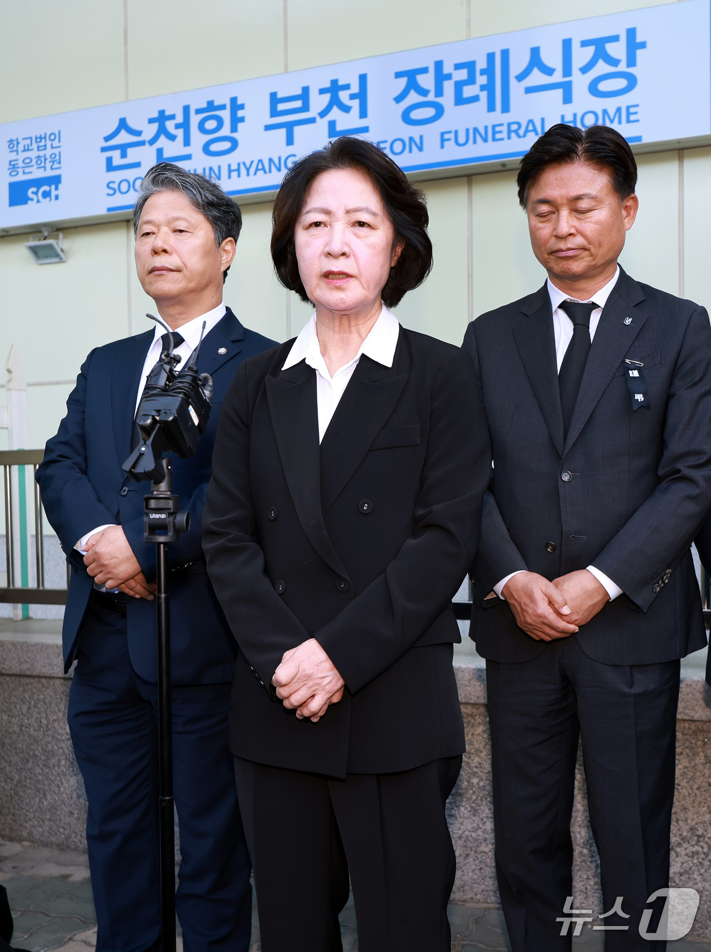 (부천=뉴스1) 이호윤 기자 = 추미애 경기도지사가 17일 경기 부천시 순천향대학교 병원 장례식장에서 부천 도장공장 화재 사망 소방관의 조문을 마친 뒤 기자회견을 하고 있다. 20 …