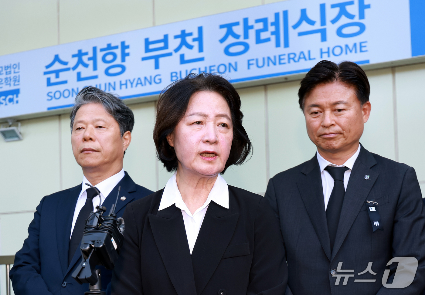 (부천=뉴스1) 이호윤 기자 = 추미애 경기도지사가 17일 경기 부천시 순천향대학교 병원 장례식장에서 부천 도장공장 화재 사망 소방관의 조문을 마친 뒤 기자회견을 갖고 취재진 질문 …