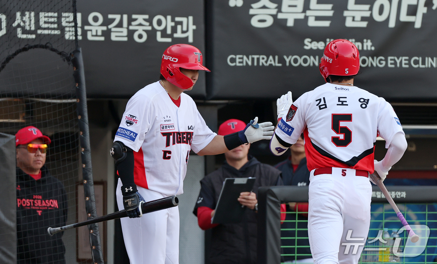 (전남광주=뉴스1) 김진환 기자 = 17일 오후 전남광주 기아챔피언스필드에서 열린 프로야구 2026 신한 SOL KBO 포스트시즌 준플레이오프 1차전 LG 트윈스와 KIA 타이거즈 …