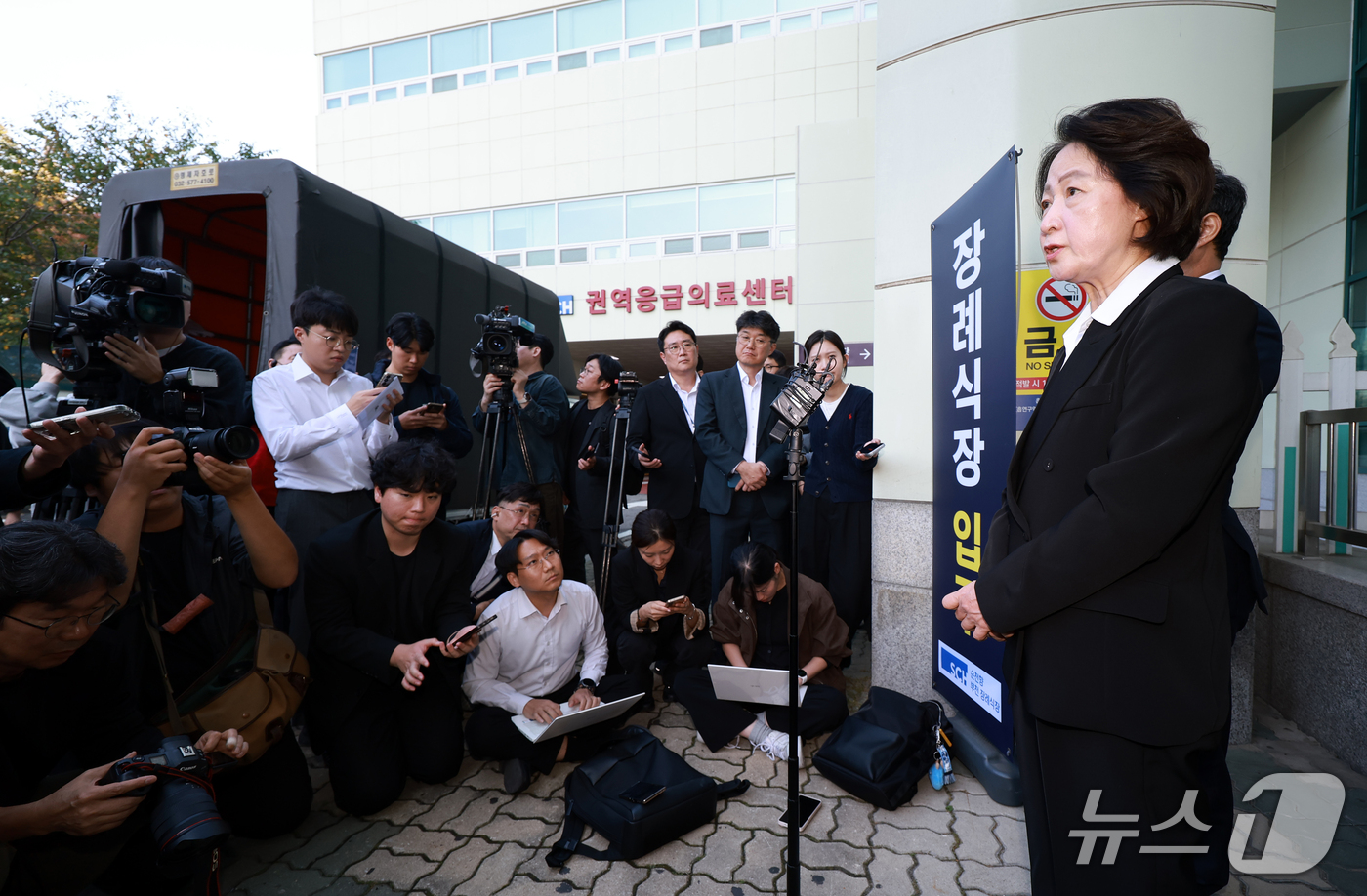 (부천=뉴스1) 이호윤 기자 = 추미애 경기도지사가 17일 경기 부천시 순천향대학교 병원 장례식장에서 부천 도장공장 화재 사망 소방관의 조문을 마친 뒤 기자회견을 하고 있다. 20 …