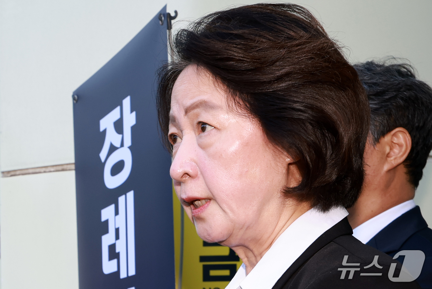 (부천=뉴스1) 이호윤 기자 = 추미애 경기도지사가 17일 경기 부천시 순천향대학교 병원 장례식장에서 부천 도장공장 화재 사망 소방관의 조문을 마친 뒤 기자회견을 하고 있다. 20 …