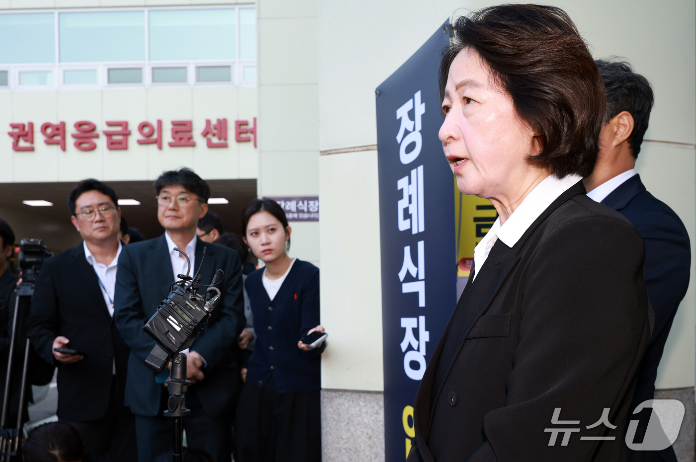 (부천=뉴스1) 이호윤 기자 = 추미애 경기도지사가 17일 경기 부천시 순천향대학교 병원 장례식장에서 부천 도장공장 화재 사망 소방관의 조문을 마친 뒤 기자회견을 하고 있다. 20 …