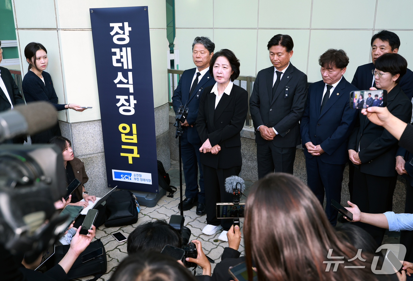 (부천=뉴스1) 이호윤 기자 = 추미애 경기도지사가 17일 경기 부천시 순천향대학교 병원 장례식장에서 부천 도장공장 화재 사망 소방관의 조문을 마친 뒤 기자회견을 하고 있다. 20 …