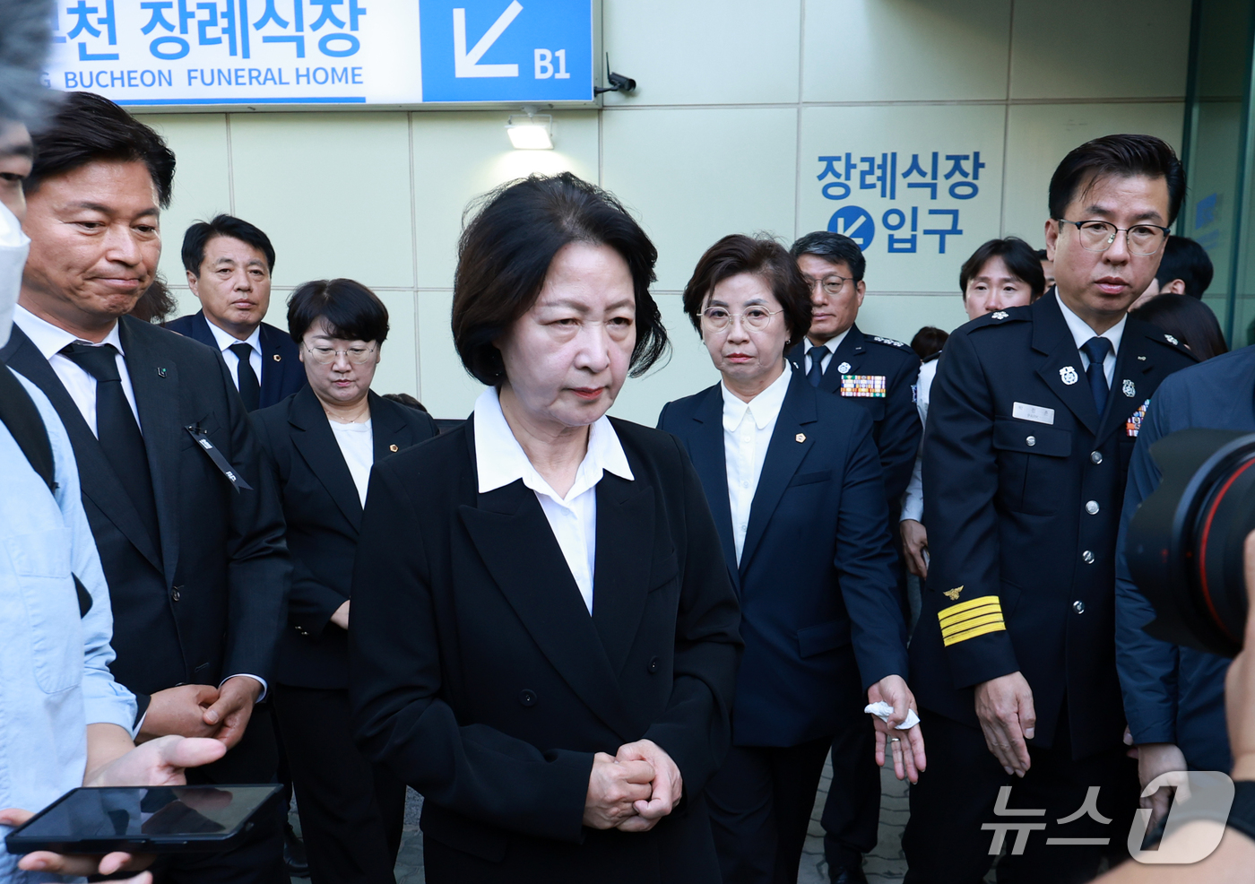 (부천=뉴스1) 이호윤 기자 = 추미애 경기도지사가 17일 경기 부천시 순천향대학교 병원 장례식장에서 부천 도장공장 화재 사망 소방관의 조문을 마친 뒤 장례식장을 나서고 있다. 2 …