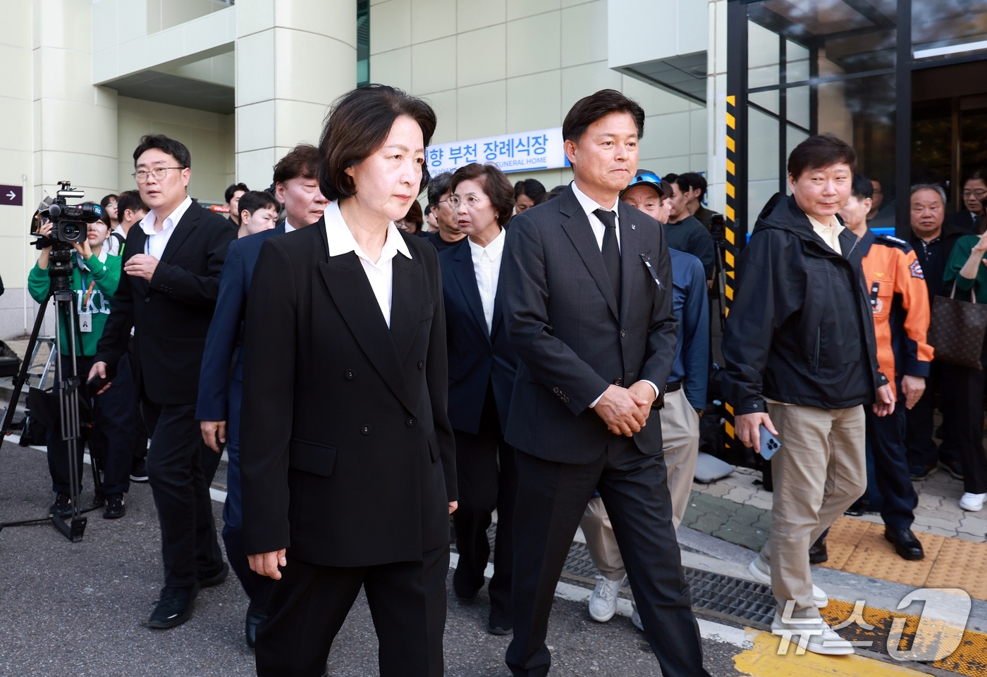 (부천=뉴스1) 이호윤 기자 = 추미애 경기도지사가 17일 경기 부천시 순천향대학교 병원 장례식장에서 부천 도장공장 화재 사망 소방관의 조문을 마친 뒤 장례식장을 나서고 있다. 2 …