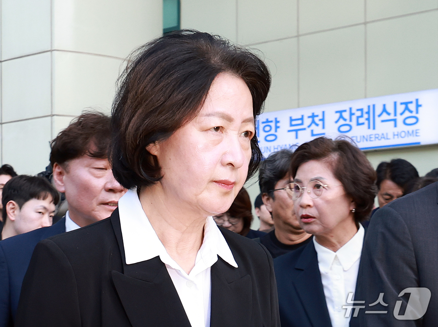 (부천=뉴스1) 이호윤 기자 = 추미애 경기도지사가 17일 경기 부천시 순천향대학교 병원 장례식장에서 부천 도장공장 화재 사망 소방관의 조문을 마친 뒤 장례식장을 나서고 있다. 2 …