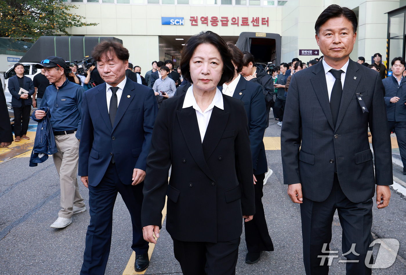 (부천=뉴스1) 이호윤 기자 = 추미애 경기도지사가 17일 경기 부천시 순천향대학교 병원 장례식장에서 부천 도장공장 화재 사망 소방관의 조문을 마친 뒤 장례식장을 나서고 있다. 2 …