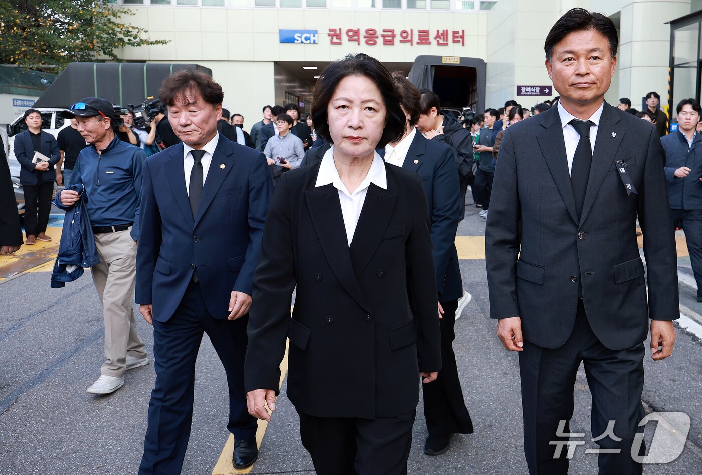 본문 이미지 - 추미애 경기도지사가 17일 경기 부천시 순천향대학교 병원 장례식장에서 부천 도장공장 화재 사망 소방관의 조문을 마친 뒤 장례식장을 나서고 있다. 2026.10.17 ⓒ 뉴스1 이호윤 기자
