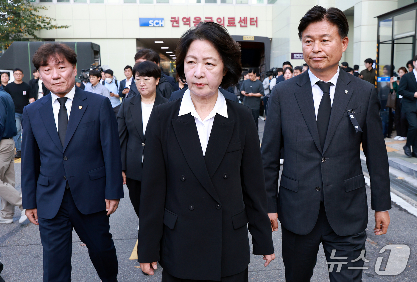 (부천=뉴스1) 이호윤 기자 = 추미애 경기도지사가 17일 경기 부천시 순천향대학교 병원 장례식장에서 부천 도장공장 화재 사망 소방관의 조문을 마친 뒤 장례식장을 나서고 있다. 2 …