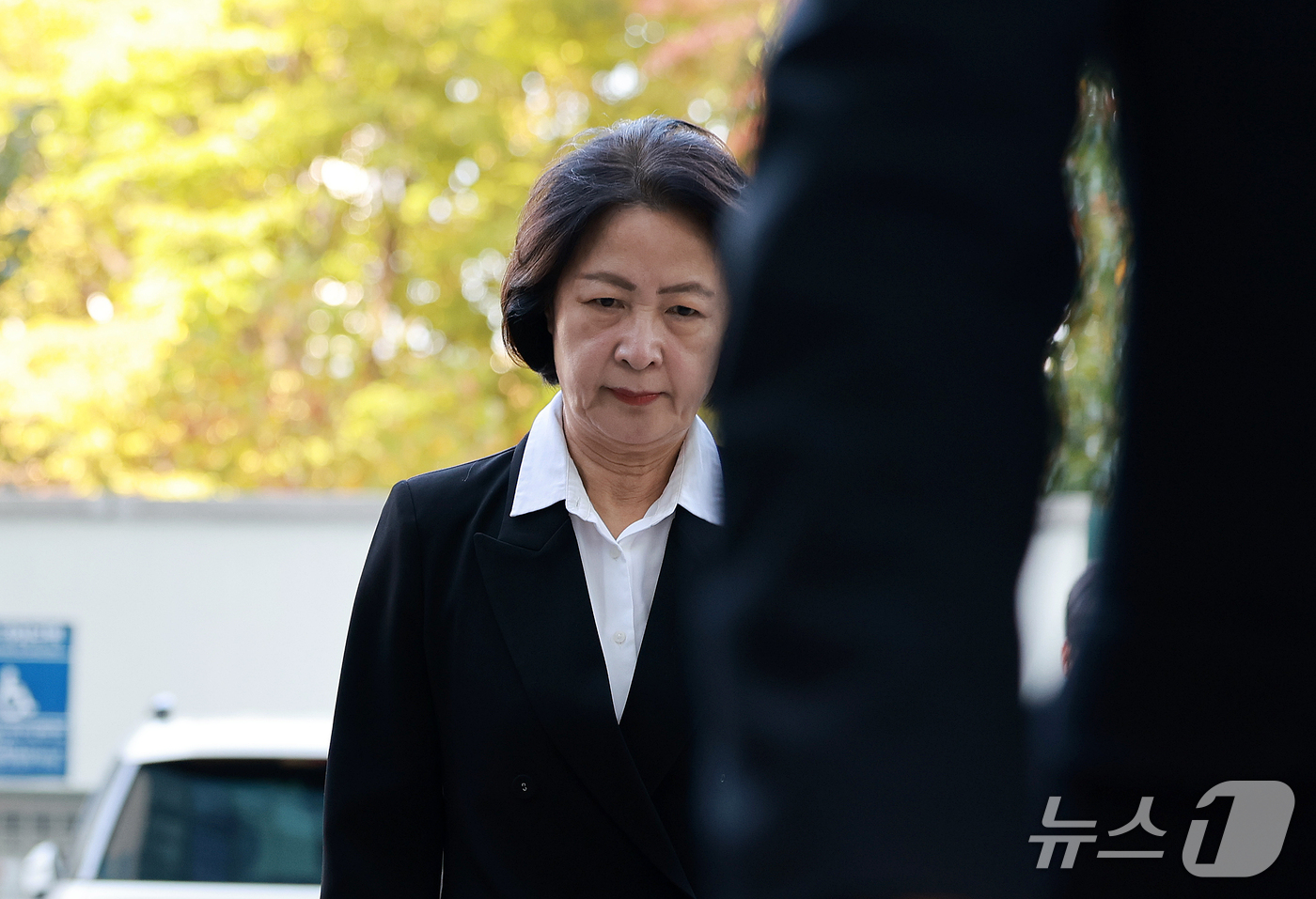 (부천=뉴스1) 이호윤 기자 = 추미애 경기도지사가 17일 경기 부천시 순천향대학교 병원 장례식장에 마련된 부천 도장공장 화재 사망 소방관의 빈소에 조문을 하기 위해 들어서고 있다 …