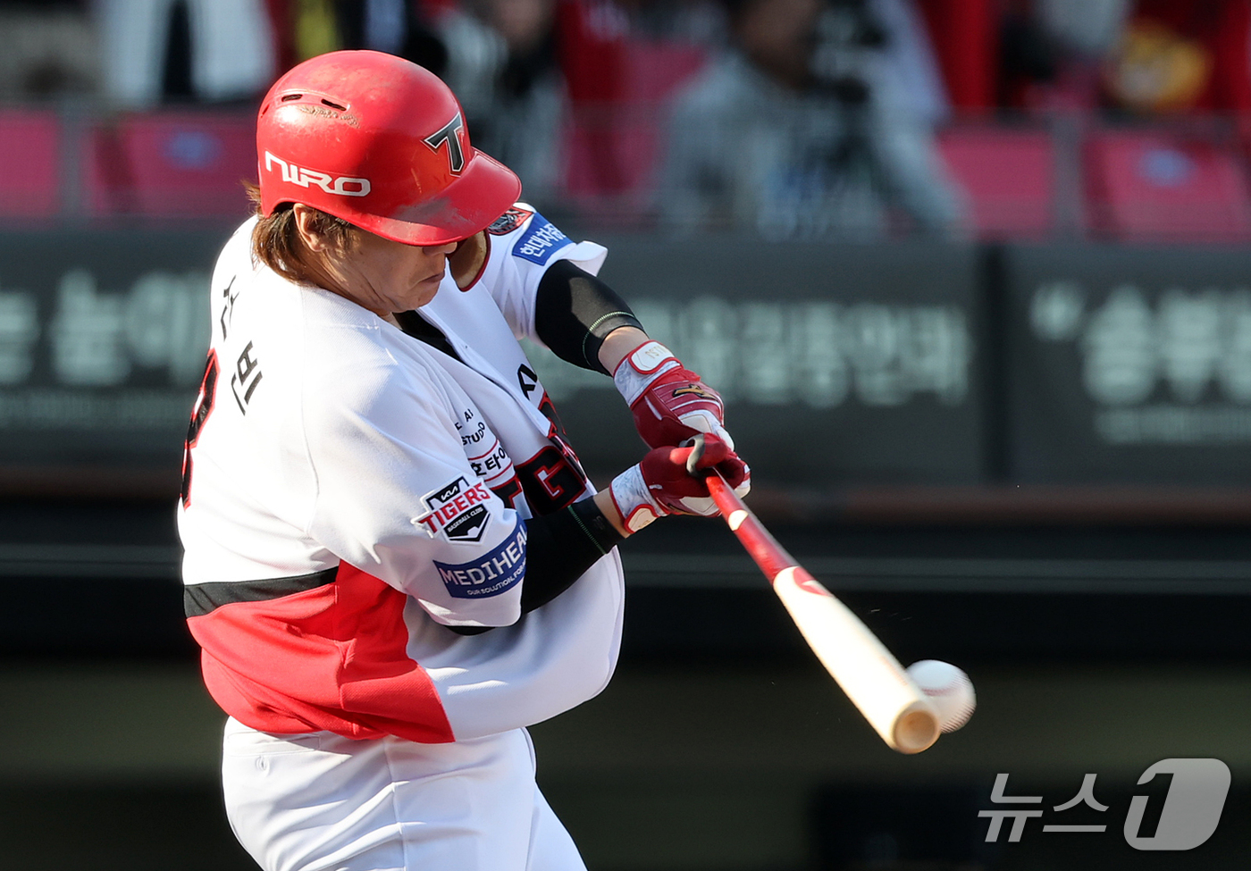 (전남광주=뉴스1) 김진환 기자 = 17일 오후 전남광주 기아챔피언스필드에서 열린 프로야구 2026 신한 SOL KBO 포스트시즌 준플레이오프 1차전 LG 트윈스와 KIA 타이거즈 …