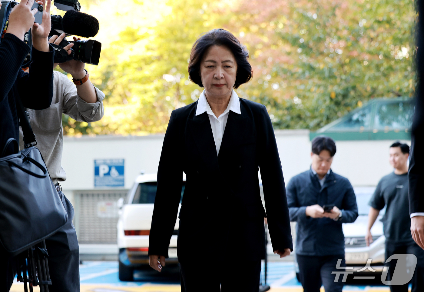 (부천=뉴스1) 이호윤 기자 = 추미애 경기도지사가 17일 경기 부천시 순천향대학교 병원 장례식장에 마련된 부천 도장공장 화재 사망 소방관의 빈소에 조문을 하기 위해 들어서고 있다 …