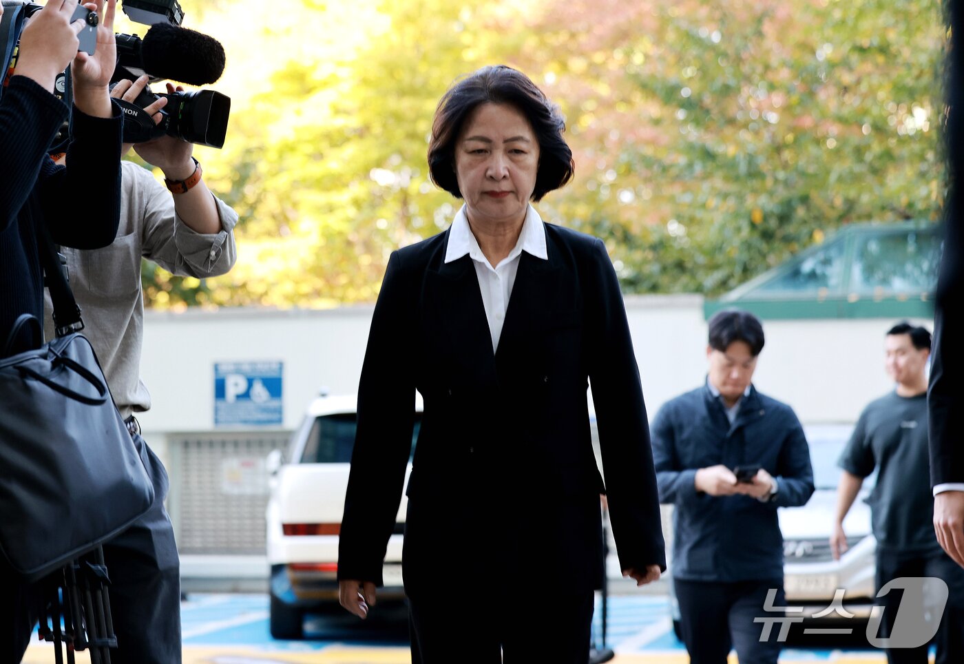 본문 이미지 - 추미애 경기도지사가 17일 경기 부천시 순천향대학교 병원 장례식장에 마련된 부천 도장공장 화재 사망 소방관의 빈소에 조문을 하기 위해 들어서고 있다. 2026.10.17 ⓒ 뉴스1 이호윤 기자