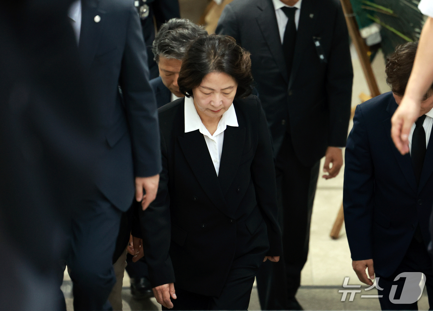 (부천=뉴스1) 이호윤 기자 = 추미애 경기도지사가 17일 경기 부천시 순천향대학교 병원 장례식장에서 부천 도장공장 화재 사망 소방관의 조문을 마친 뒤 장례식장을 나서고 있다. 2 …