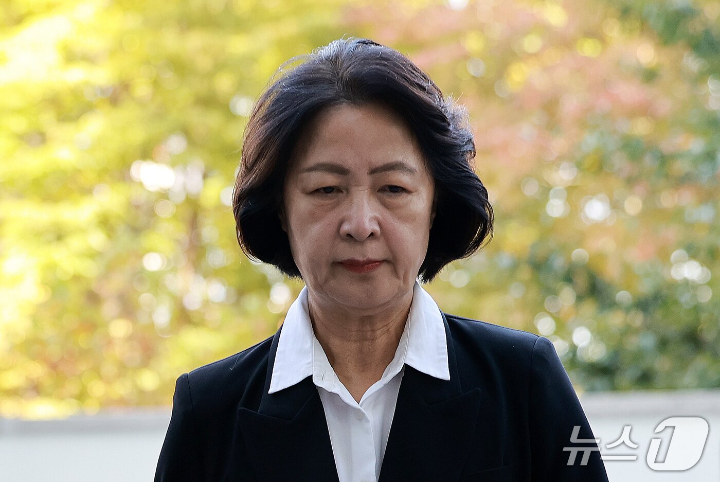 본문 이미지 - 추미애 경기도지사가 17일 경기 부천시 순천향대학교 병원 장례식장에 마련된 부천 도장공장 화재 사망 소방관의 빈소에 조문을 하기 위해 들어서고 있다. 2026.10.17 ⓒ 뉴스1 이호윤 기자