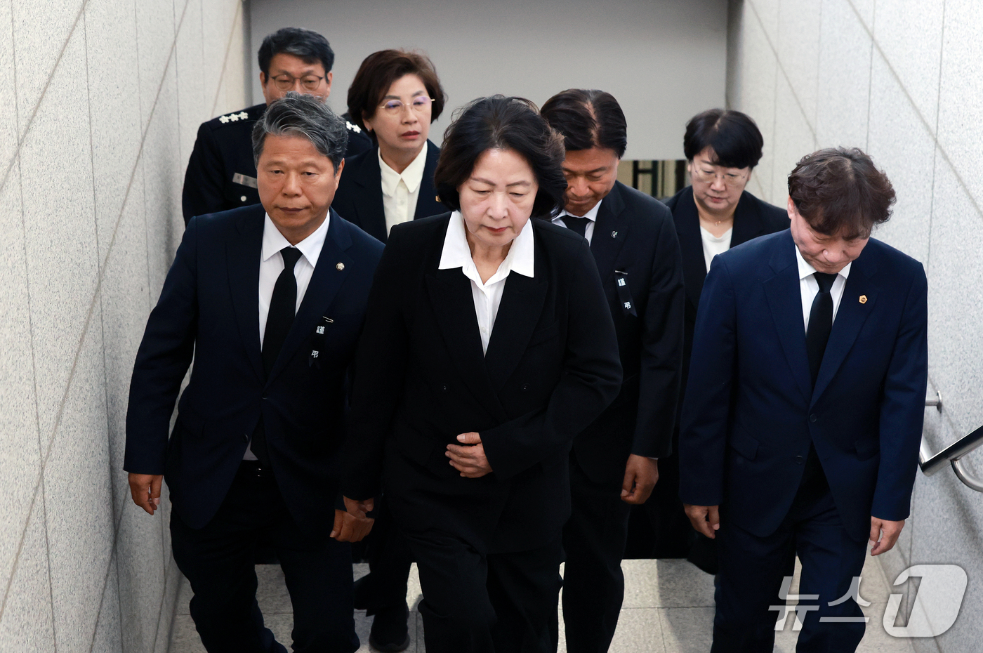 (부천=뉴스1) 이호윤 기자 = 추미애 경기도지사가 17일 경기 부천시 순천향대학교 병원 장례식장에서 부천 도장공장 화재 사망 소방관의 조문을 마친 뒤 장례식장을 나서고 있다. 2 …