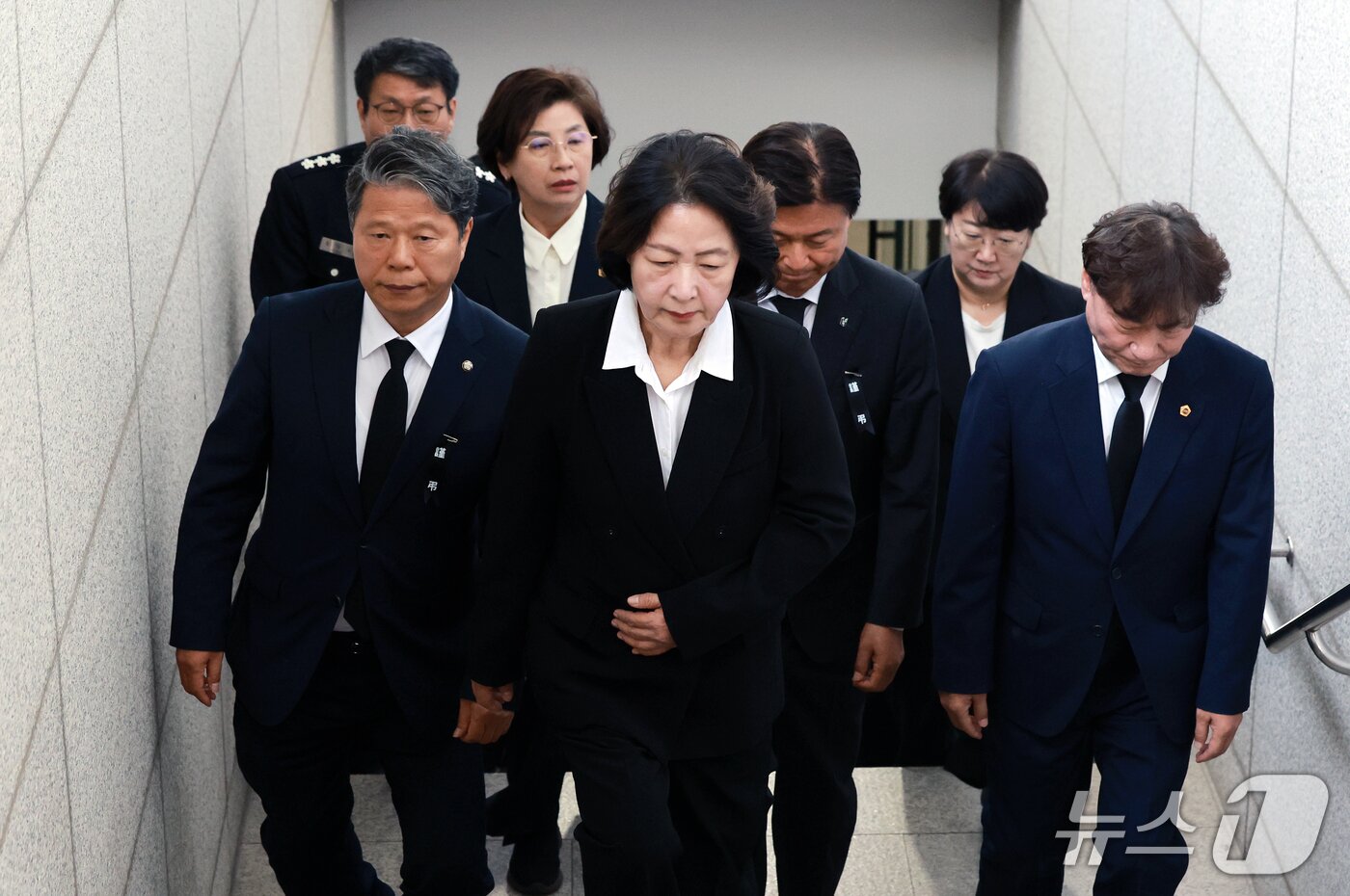 본문 이미지 - 추미애 경기도지사가 17일 경기 부천시 순천향대학교 병원 장례식장에서 부천 도장공장 화재 사망 소방관의 조문을 마친 뒤 장례식장을 나서고 있다. 2026.10.17 ⓒ 뉴스1 이호윤 기자