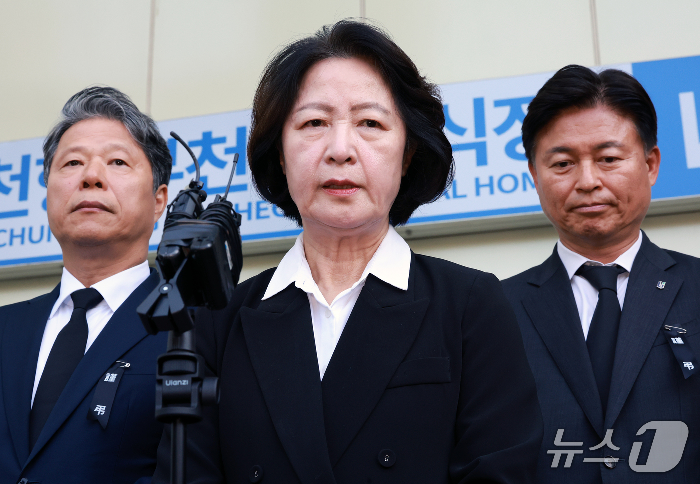(부천=뉴스1) 이호윤 기자 = 추미애 경기도지사가 17일 경기 부천시 순천향대학교 병원 장례식장에서 부천 도장공장 화재 사망 소방관의 조문을 마친 뒤 기자회견을 하고 있다. 20 …