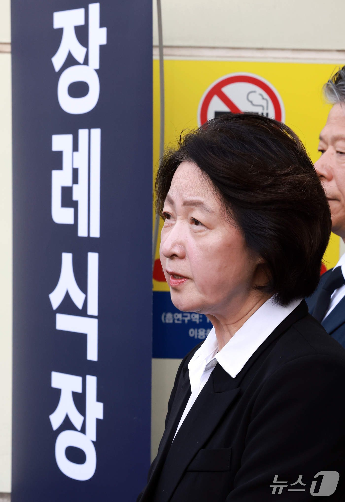 (부천=뉴스1) 이호윤 기자 = 추미애 경기도지사가 17일 경기 부천시 순천향대학교 병원 장례식장에서 부천 도장공장 화재 사망 소방관의 조문을 마친 뒤 기자회견을 하고 있다. 20 …