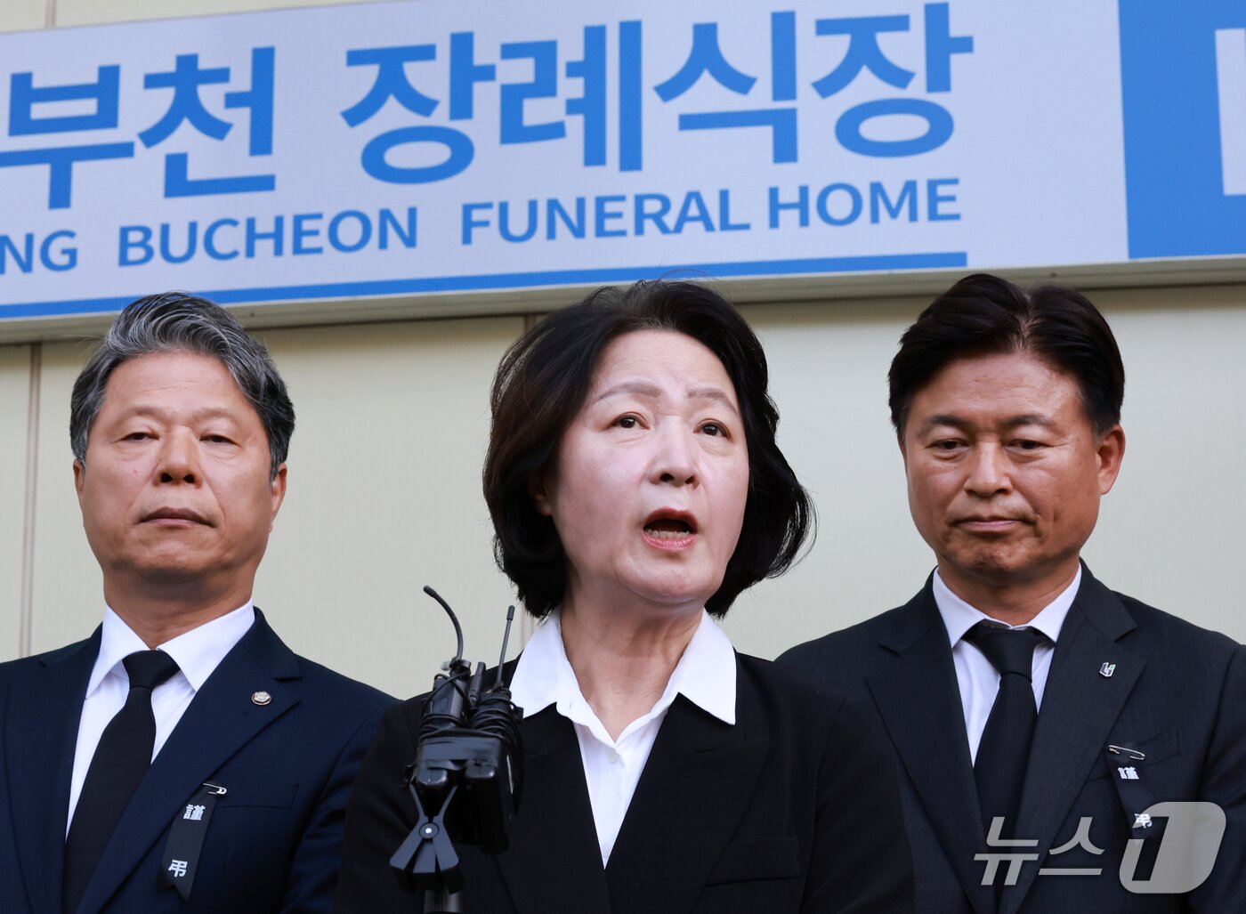 본문 이미지 - 추미애 경기도지사가 17일 경기 부천시 순천향대학교 병원 장례식장에서 부천 도장공장 화재 사망 소방관의 조문을 마친 뒤 기자회견을 하고 있다. 2026.10.17 ⓒ 뉴스1 이호윤 기자