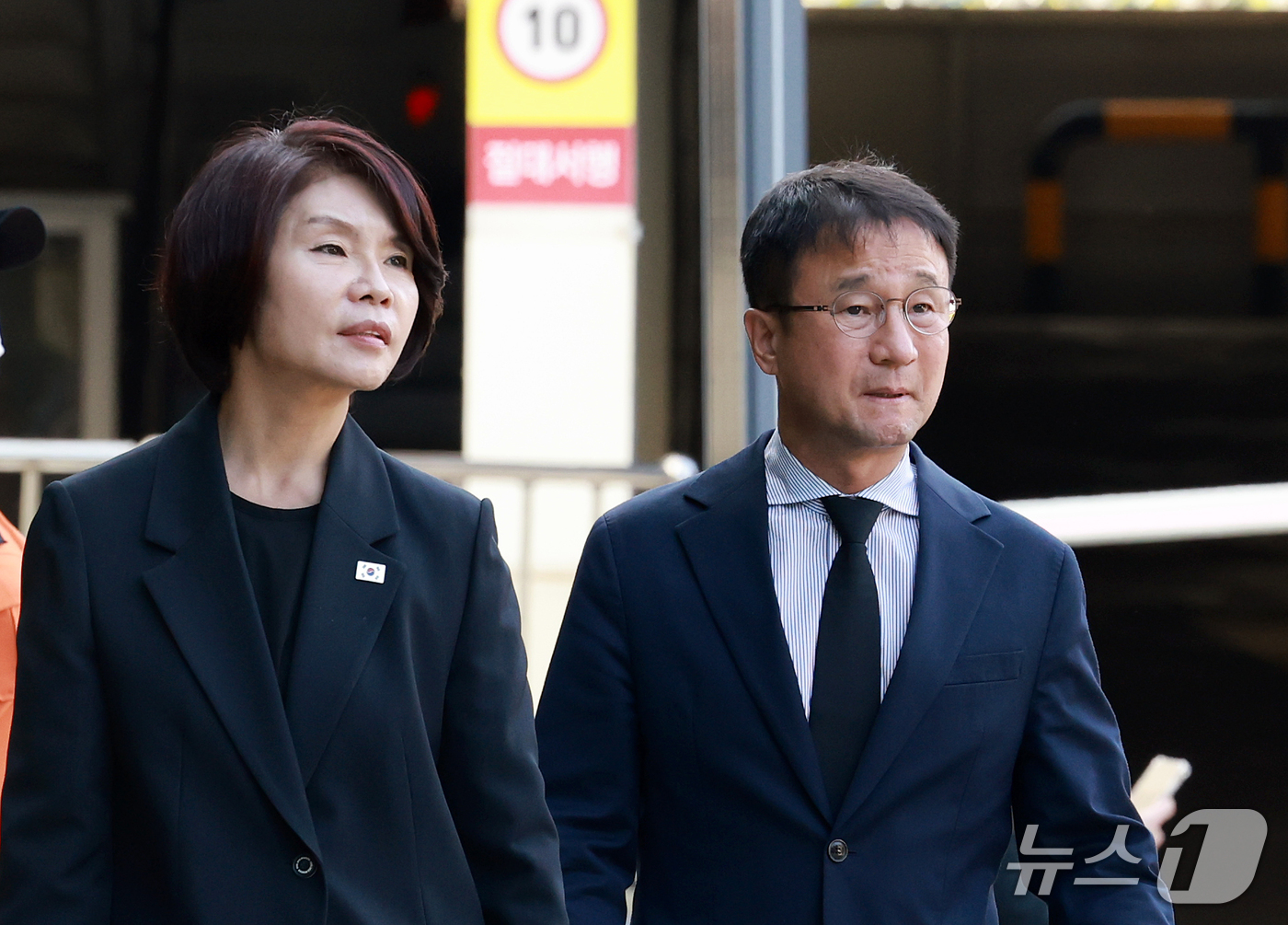 (부천=뉴스1) 이호윤 기자 = 한병도 더불어민주당 원내대표와 한정애 사무총장이17일 경기 부천시 순천향대학교 병원 장례식장에 마련된 부천 도장공장 화재 사망 소방관의 빈소에 조문 …
