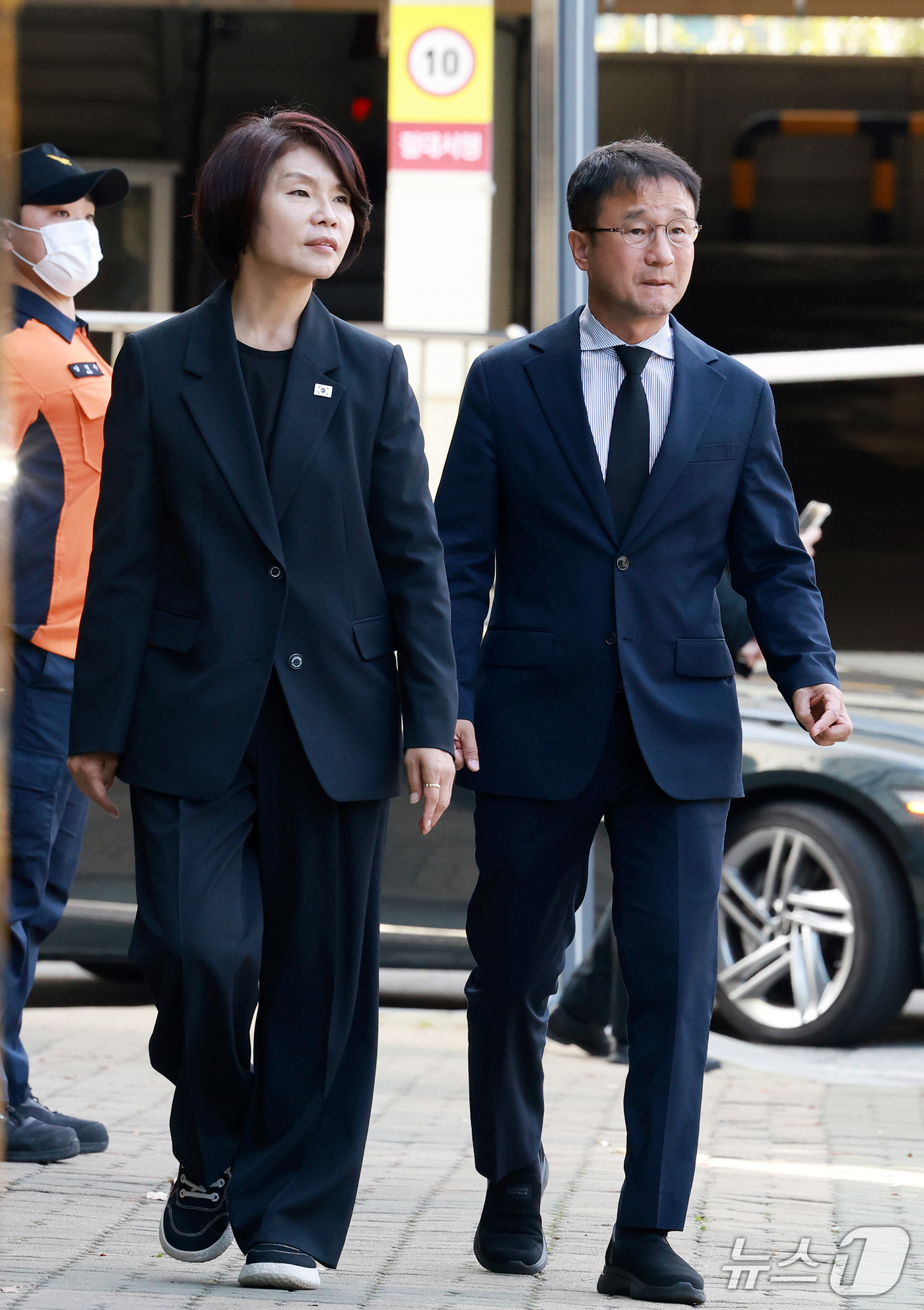 (부천=뉴스1) 이호윤 기자 = 한병도 더불어민주당 원내대표와 한정애 사무총장이17일 경기 부천시 순천향대학교 병원 장례식장에 마련된 부천 도장공장 화재 사망 소방관의 빈소에 조문 …