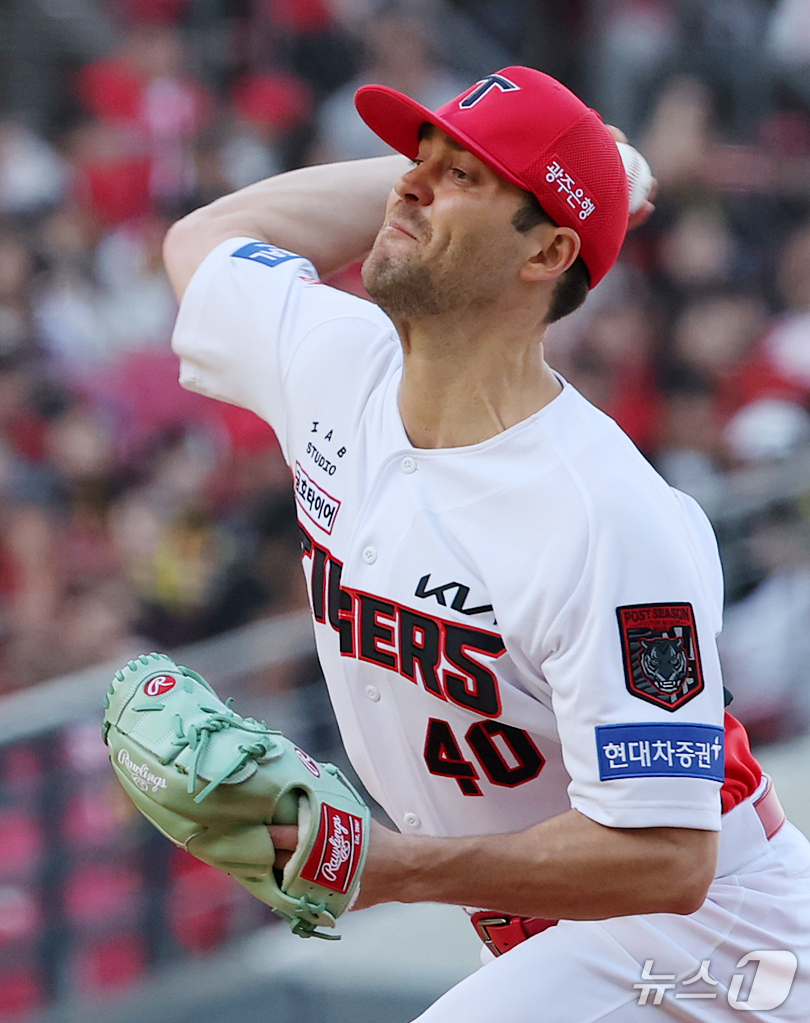 (전남광주=뉴스1) 김진환 기자 = 17일 오후 전남광주 기아챔피언스필드에서 열린 프로야구 2026 신한 SOL KBO 포스트시즌 준플레이오프 1차전 LG 트윈스와 KIA 타이거즈 …