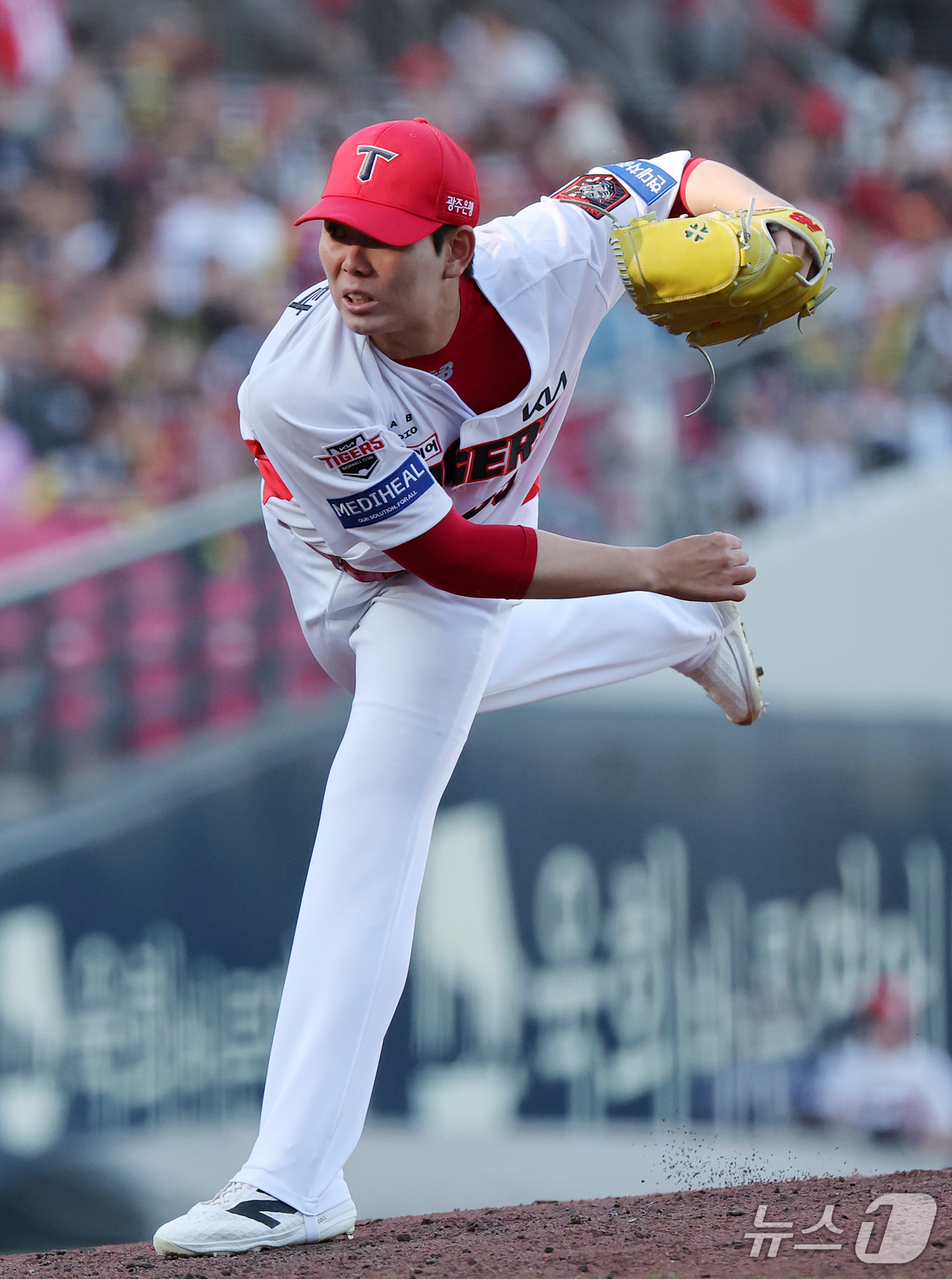 (전남광주=뉴스1) 김진환 기자 = 17일 오후 전남광주 기아챔피언스필드에서 열린 프로야구 2026 신한 SOL KBO 포스트시즌 준플레이오프 1차전 LG 트윈스와 KIA 타이거즈 …