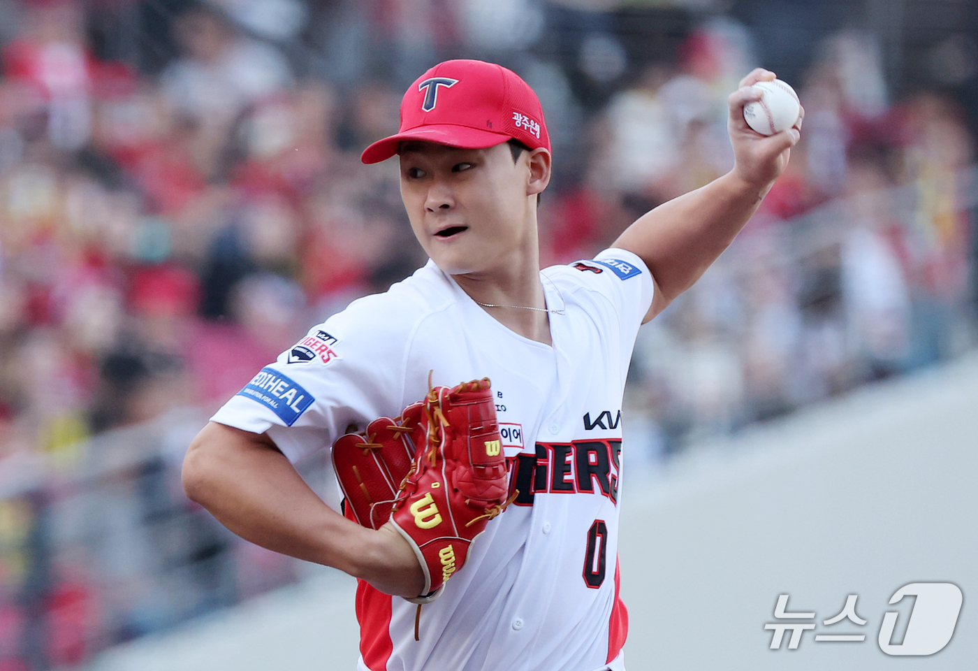 (전남광주=뉴스1) 김진환 기자 = 17일 오후 전남광주 기아챔피언스필드에서 열린 프로야구 2026 신한 SOL KBO 포스트시즌 준플레이오프 1차전 LG 트윈스와 KIA 타이거즈 …