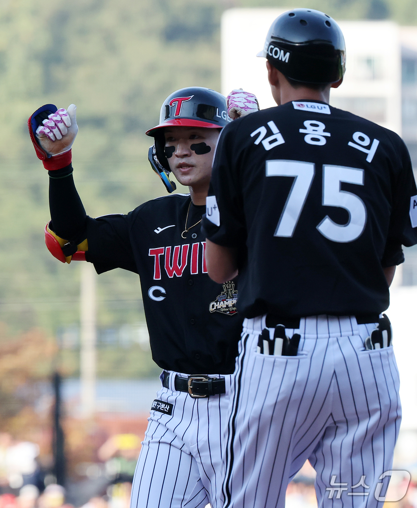 (전남광주=뉴스1) 김진환 기자 = 17일 오후 전남광주 기아챔피언스필드에서 열린 프로야구 2026 신한 SOL KBO 포스트시즌 준플레이오프 1차전 LG 트윈스와 KIA 타이거즈 …