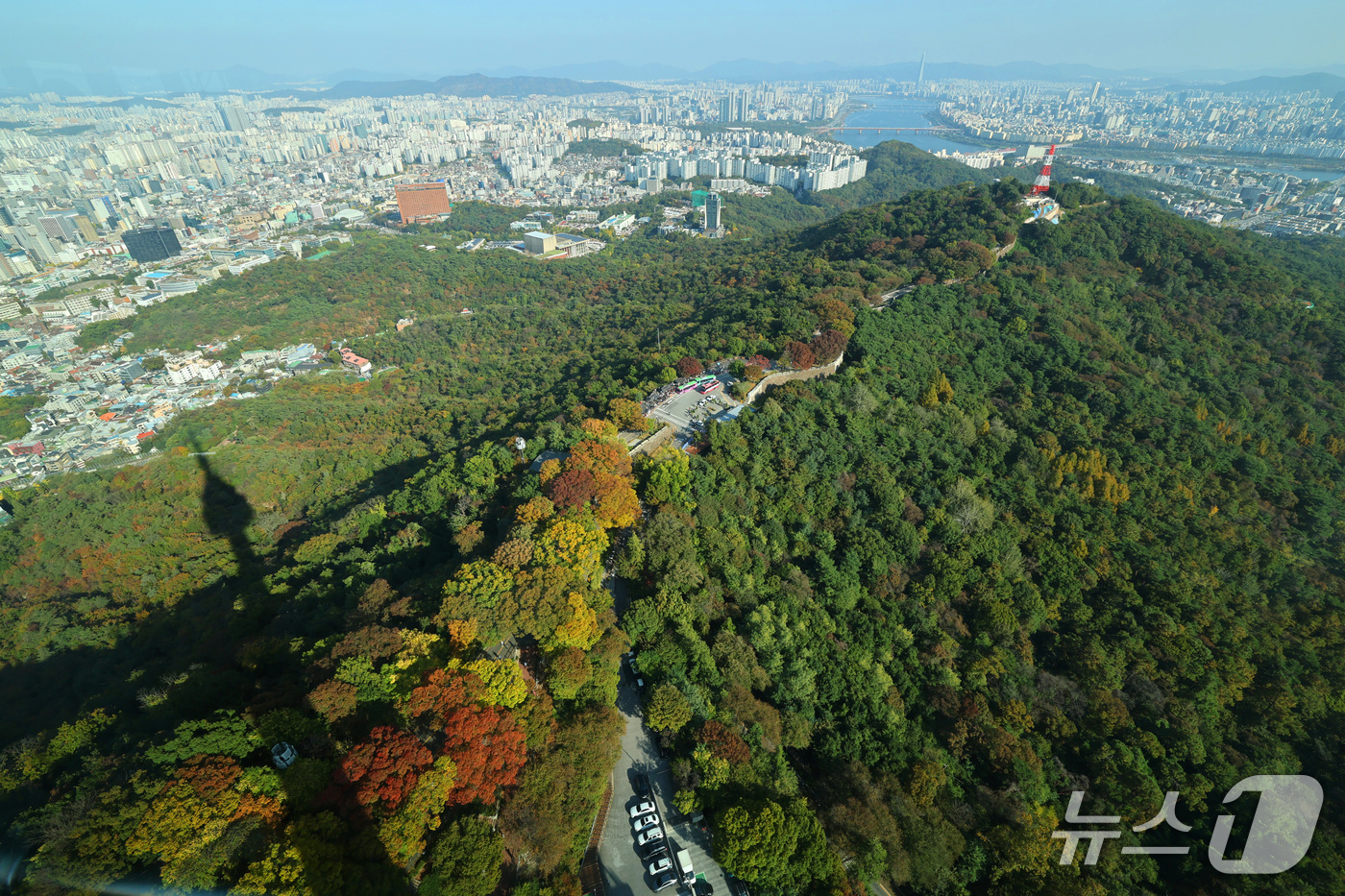(서울=뉴스1) 박세연 기자 = 완연한 가을 날씨를 보인 17일 오후 서울 N서울타워에서 바라본 남산이 가을색으로 물들고 있다. 2026.10.17/뉴스1