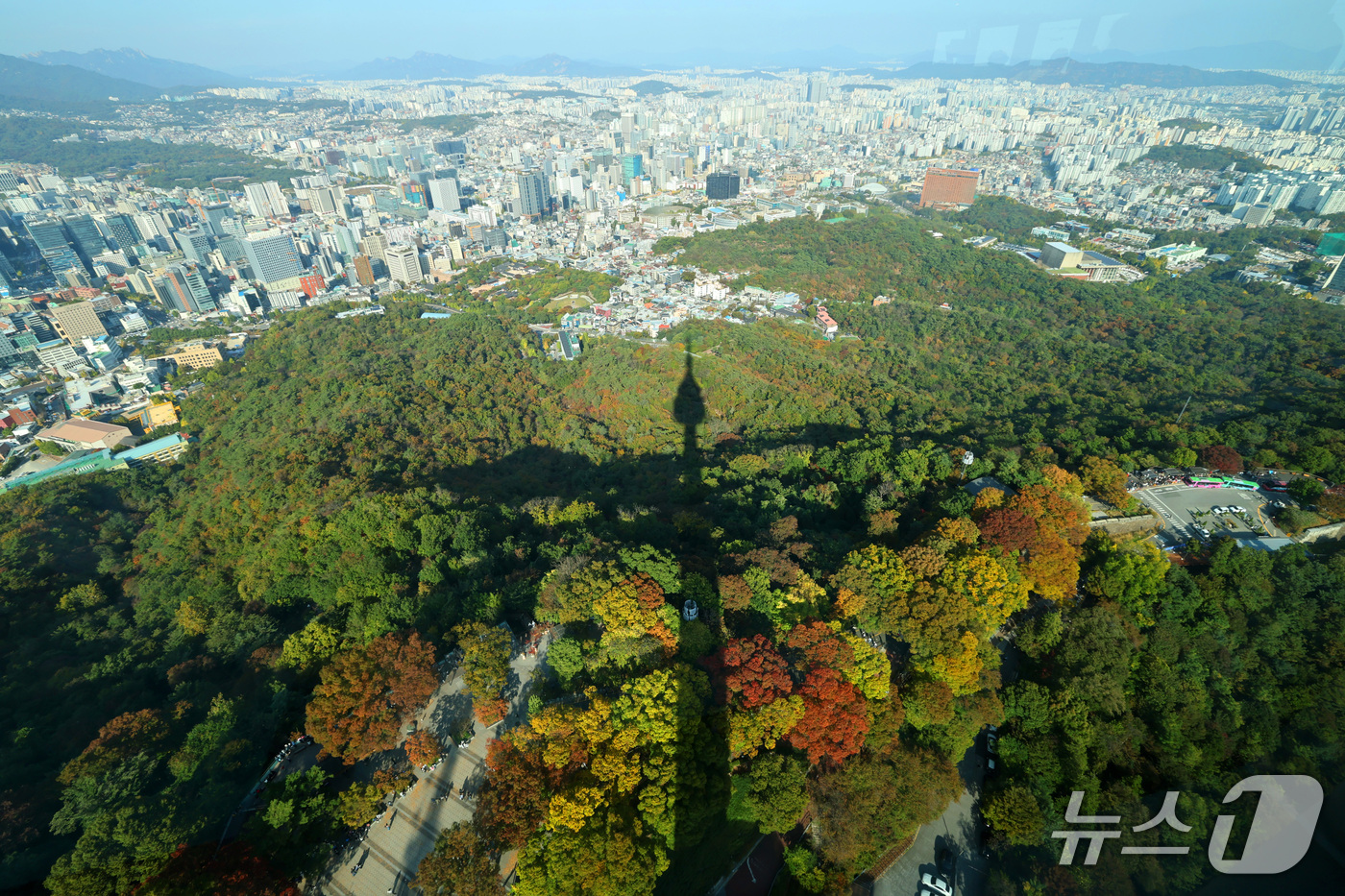 (서울=뉴스1) 박세연 기자 = 완연한 가을 날씨를 보인 17일 오후 서울 N서울타워에서 바라본 남산이 가을색으로 물들고 있다. 2026.10.17/뉴스1