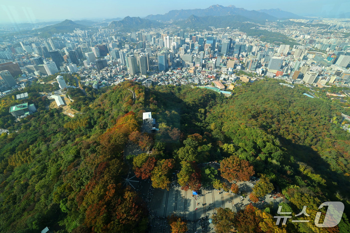 (서울=뉴스1) 박세연 기자 = 완연한 가을 날씨를 보인 17일 오후 서울 N서울타워에서 바라본 남산이 가을색으로 물들고 있다. 2026.10.17/뉴스1
