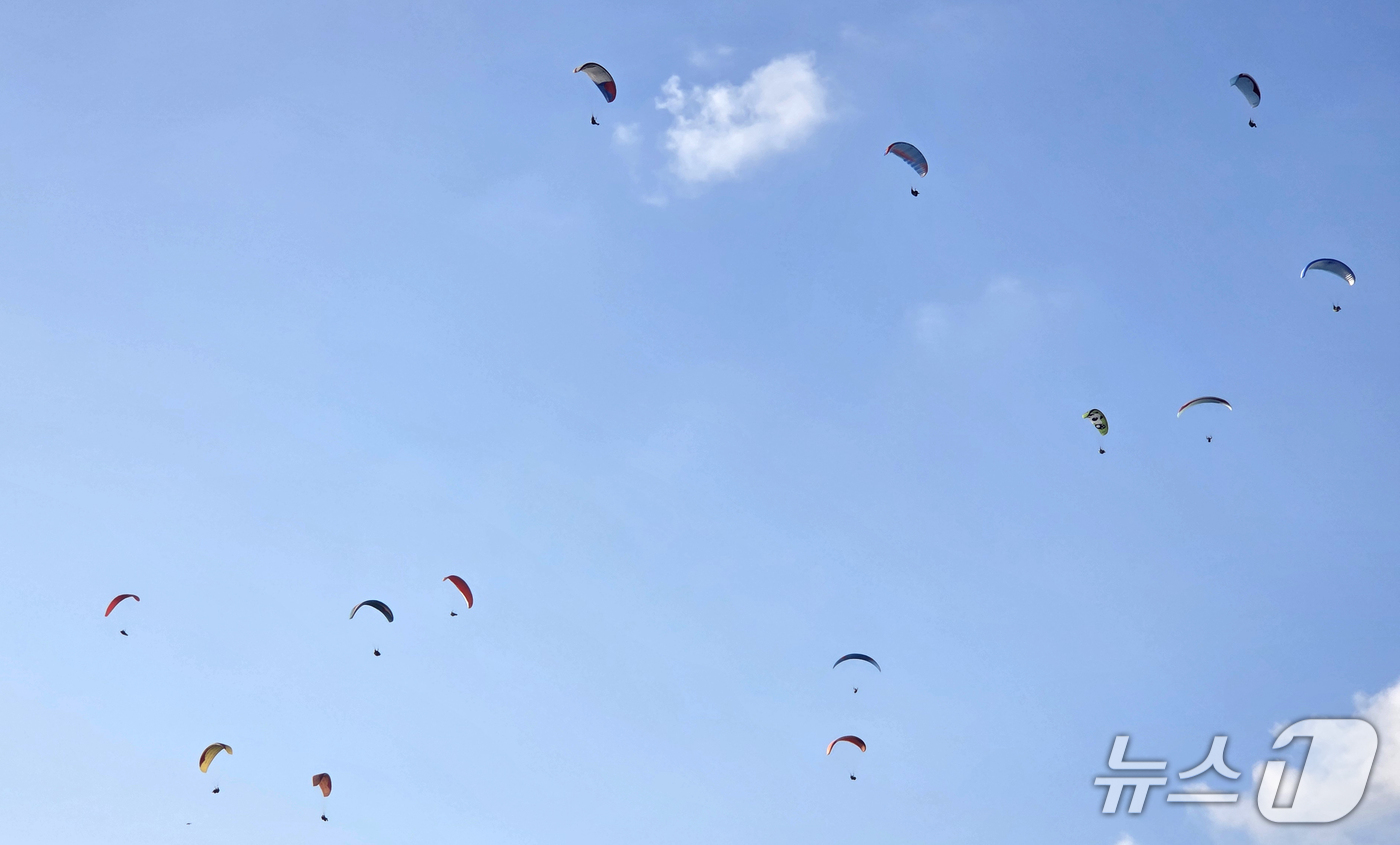 (포항=뉴스1) 최창호 기자 = 제26회 대한체육회장기 전국 패러글라이딩 대회 및 항공레저페스티벌 개막을 하루 앞둔 17일 오후 대회 장소인 경북 포항시 북구 흥해읍 곤륜산에서 이 …