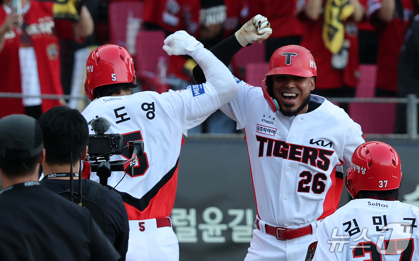 (전남광주=뉴스1) 김진환 기자 = 17일 오후 전남광주 기아챔피언스필드에서 열린 프로야구 2026 신한 SOL KBO 포스트시즌 준플레이오프 1차전 LG 트윈스와 KIA 타이거즈 …