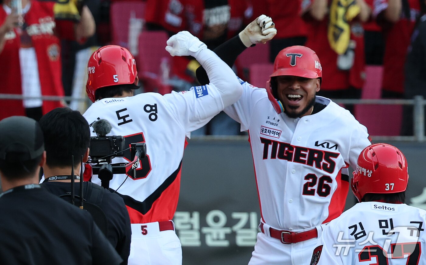 본문 이미지 - 17일 오후 전남광주 기아챔피언스필드에서 열린 프로야구 2026 신한 SOL KBO 포스트시즌 준플레이오프 1차전 LG 트윈스와 KIA 타이거즈의 경기, KIA 김도영이 8회말 2사 1루 상황 투런 홈런을 친 뒤 카스트로와 기쁨을 나누고 있다. 2026.10.17 ⓒ 뉴스1 김진환 기자