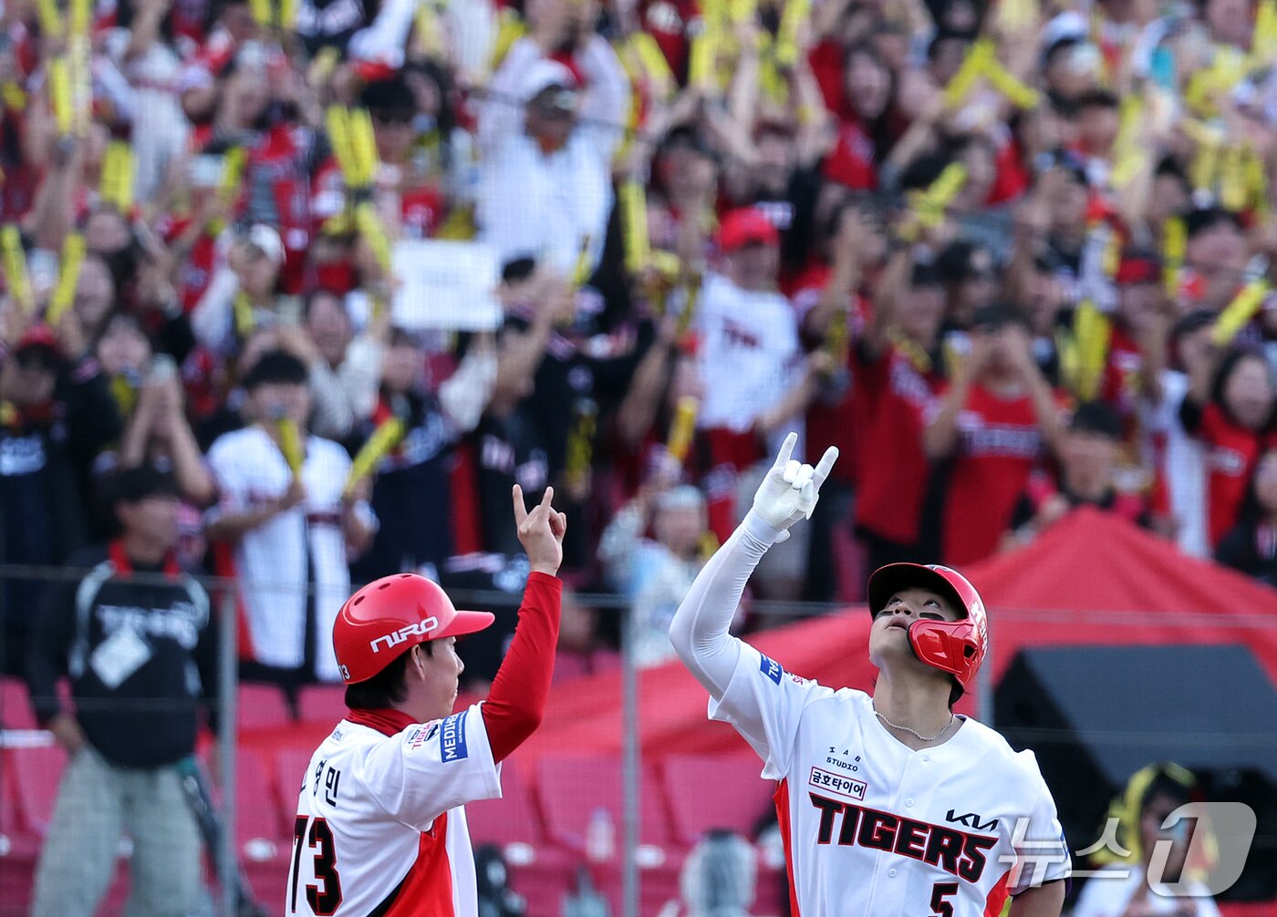 본문 이미지 - 17일 오후 전남광주 기아챔피언스필드에서 열린 프로야구 2026 신한 SOL KBO 포스트시즌 준플레이오프 1차전 LG 트윈스와 KIA 타이거즈의 경기, KIA 김도영이 8회말 2사 1루 상황 투런 홈런을 친 뒤 고영민 코치와 기쁨을 나누고 있다. 2026.10.17 ⓒ 뉴스1 김진환 기자