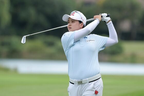 '124번째 도전' 최혜진, LPGA 뷰익 상하이 사흘째 선두…첫 승 보인다