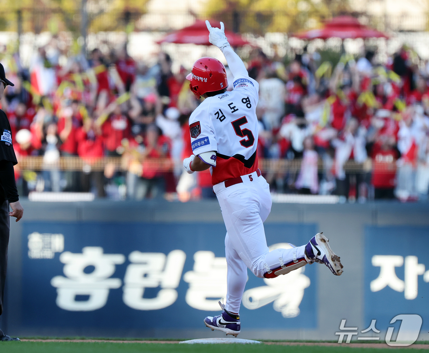 (전남광주=뉴스1) 김진환 기자 = 17일 오후 전남광주 기아챔피언스필드에서 열린 프로야구 2026 신한 SOL KBO 포스트시즌 준플레이오프 1차전 LG 트윈스와 KIA 타이거즈 …